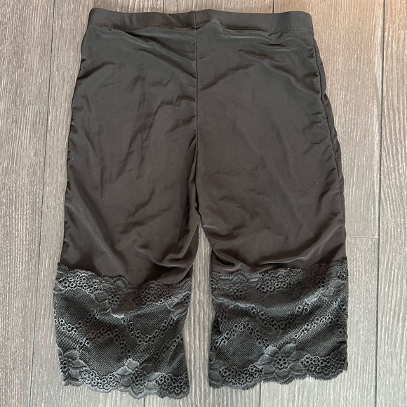 FASHIONNOVA - lace biker shorts - Picture 2 of 6